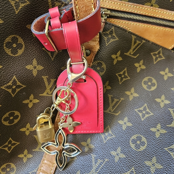 LV SHOPPING TOTE WITH RED AUTHENTIC BAG TAG (key chain not LV) - Picture 3 of 16